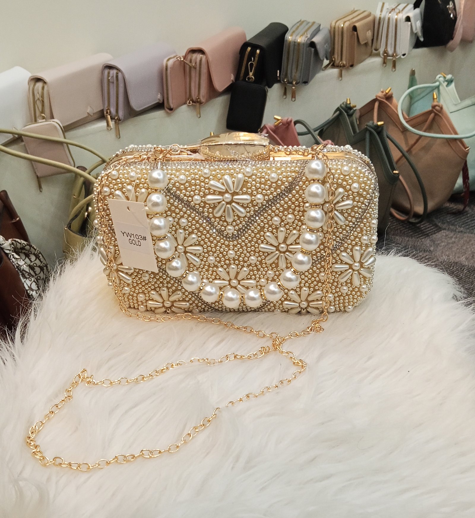 লাক্সারি পার্ল ও ফ্লাওয়ার ডিজাইন গোল্ড ক্লাচ ব্যাগ – প্রিমিয়াম পার্টি হ্যান্ডব্যাগ